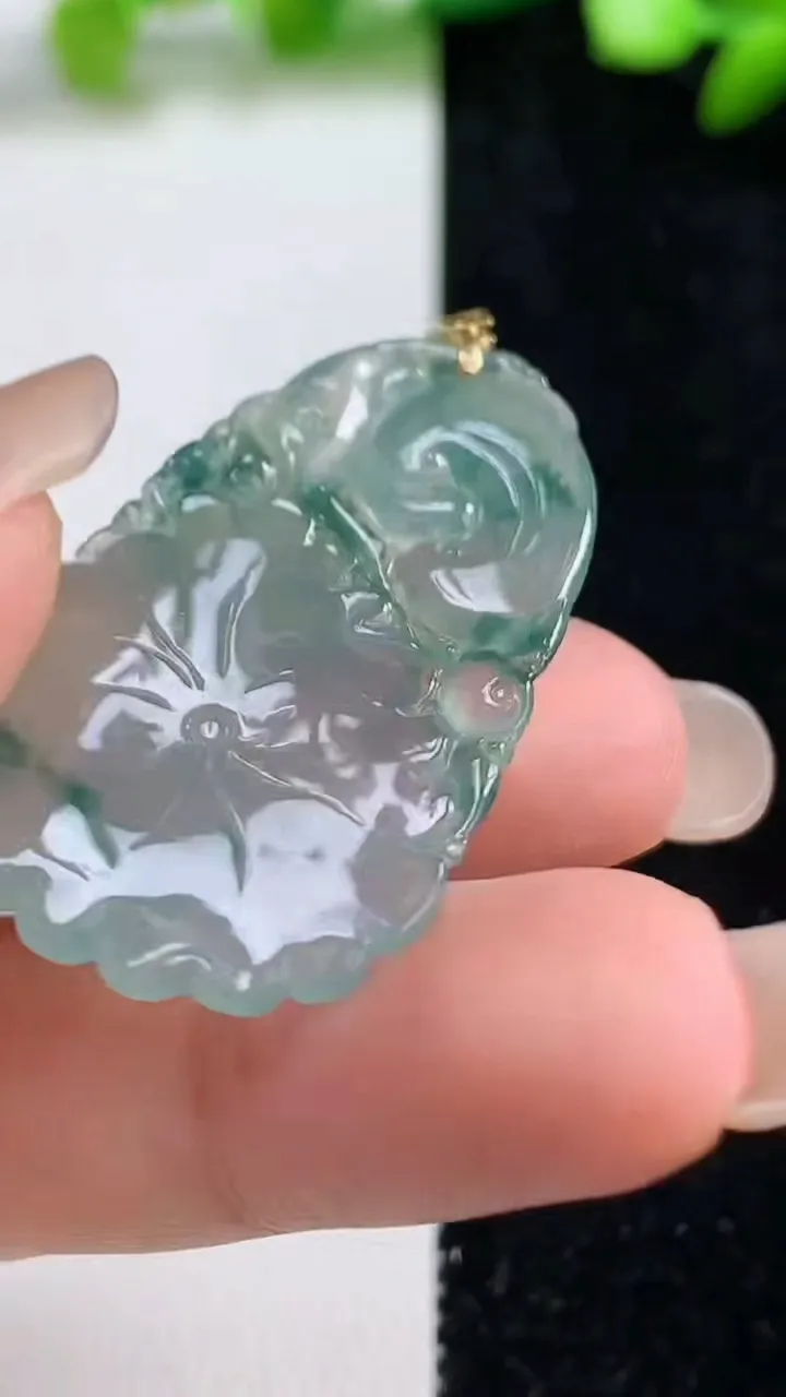 天然A货翡翠种飘花荷叶吊坠，尺寸37.5-25-3，重量:5.91g
9月8日