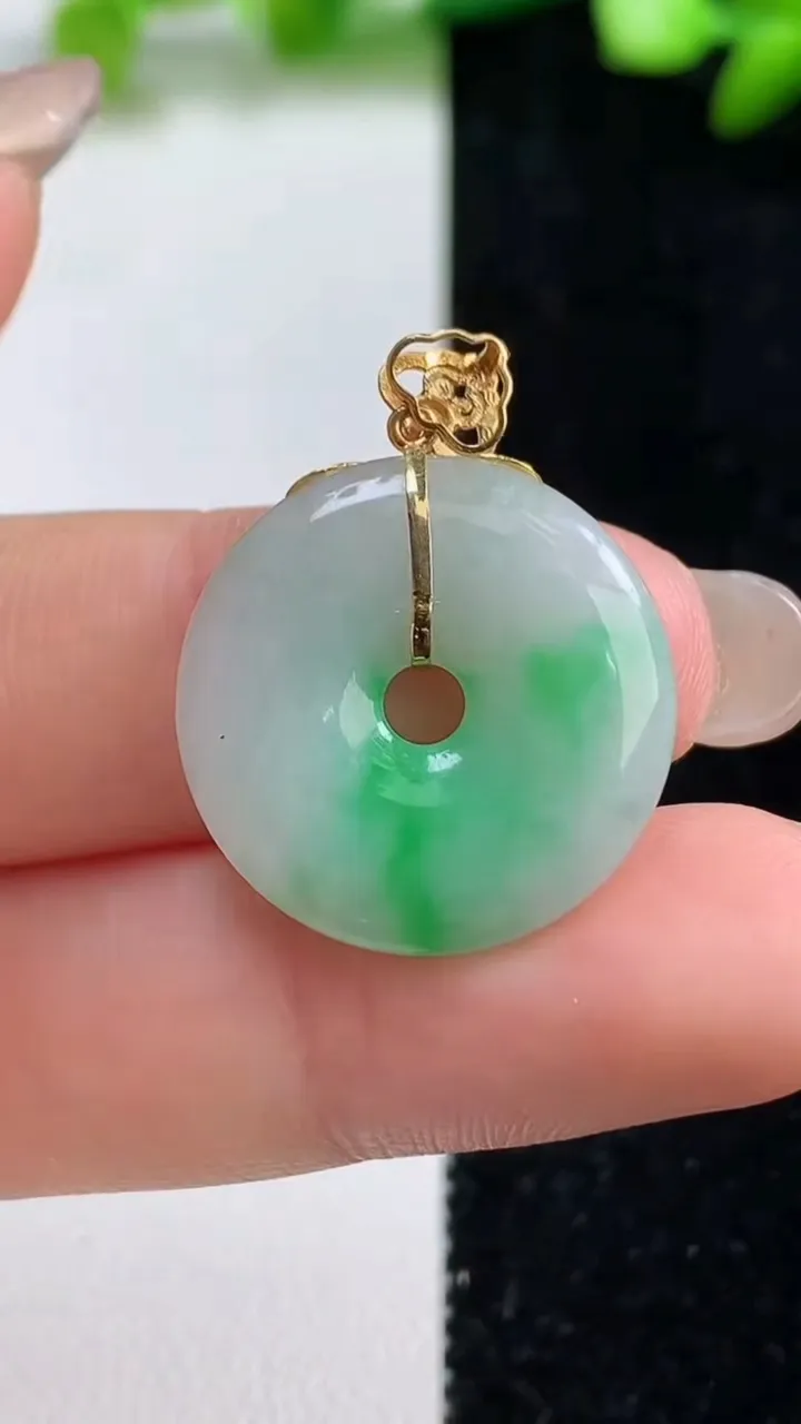 天然A货翡翠平安扣吊坠，尺寸21.3-3.6，重量:3.96g
9月8日