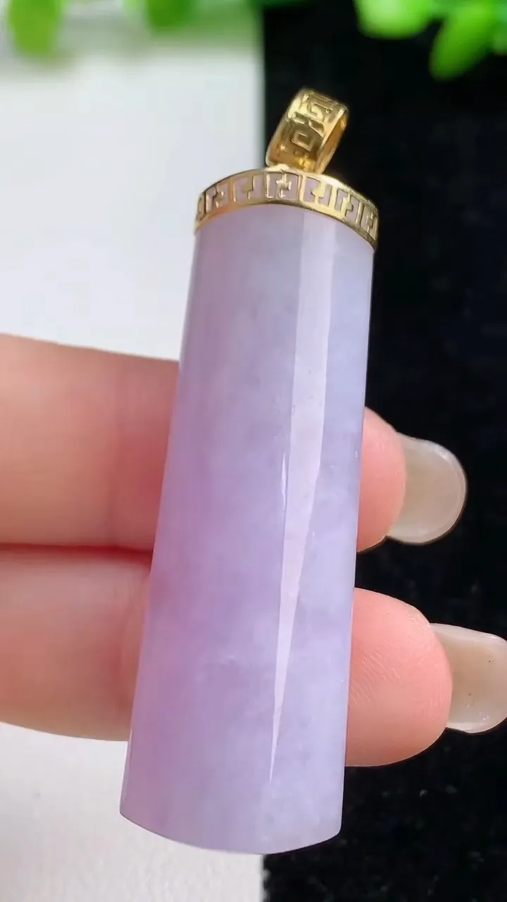 天然A货翡翠18k金紫罗兰无事牌吊坠，尺寸48.5-14.5-10.2，重量:17.55g
9月8日