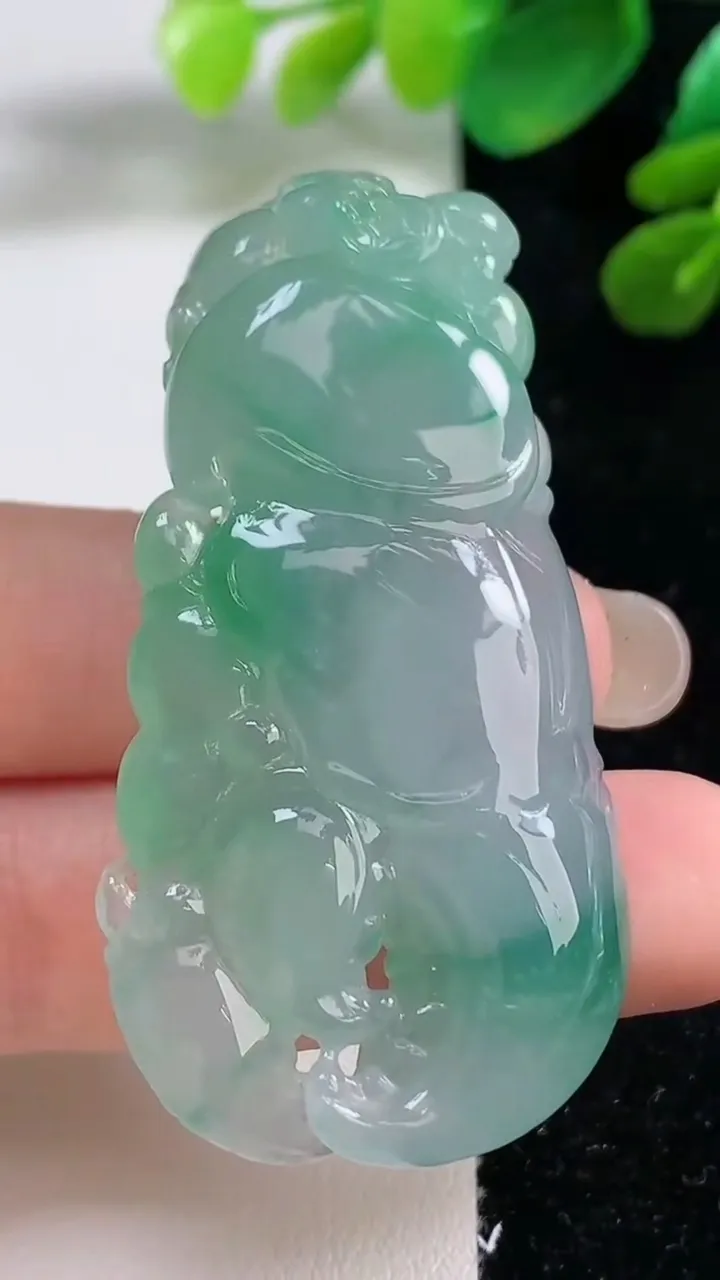 天然A货翡翠蟹钳吊坠，尺寸55-23.7-11.6，重量:26.37g
9月8日