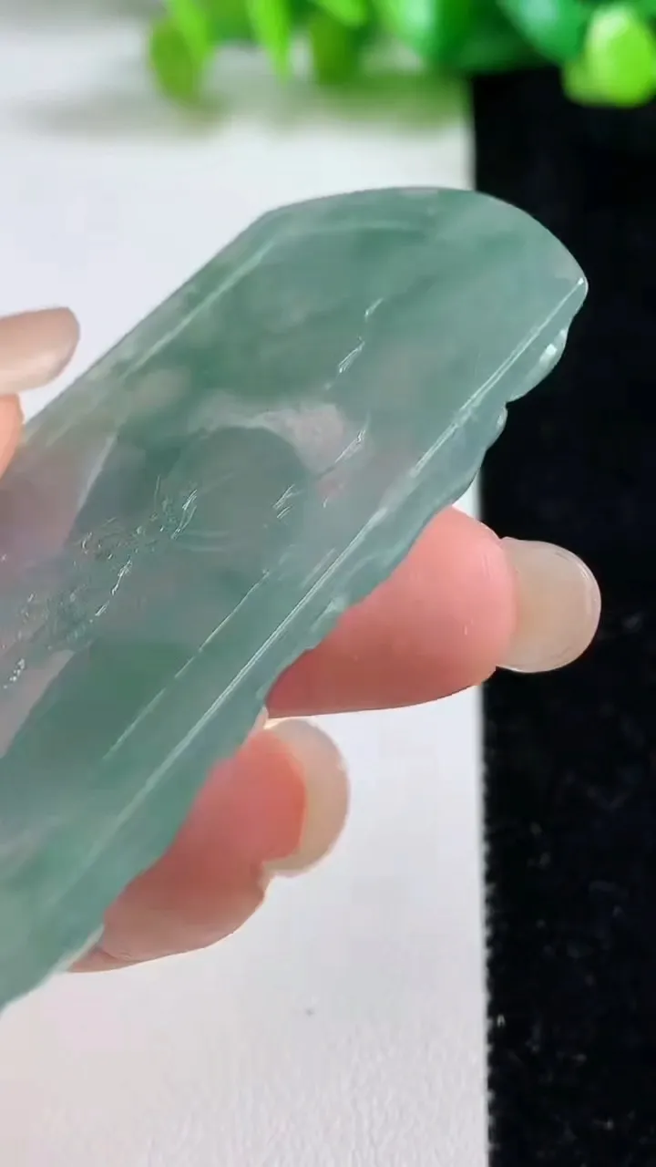 天然A货翡翠龙牌吊坠，尺寸61.7-38-5.3，重量:26.10g
9月8日