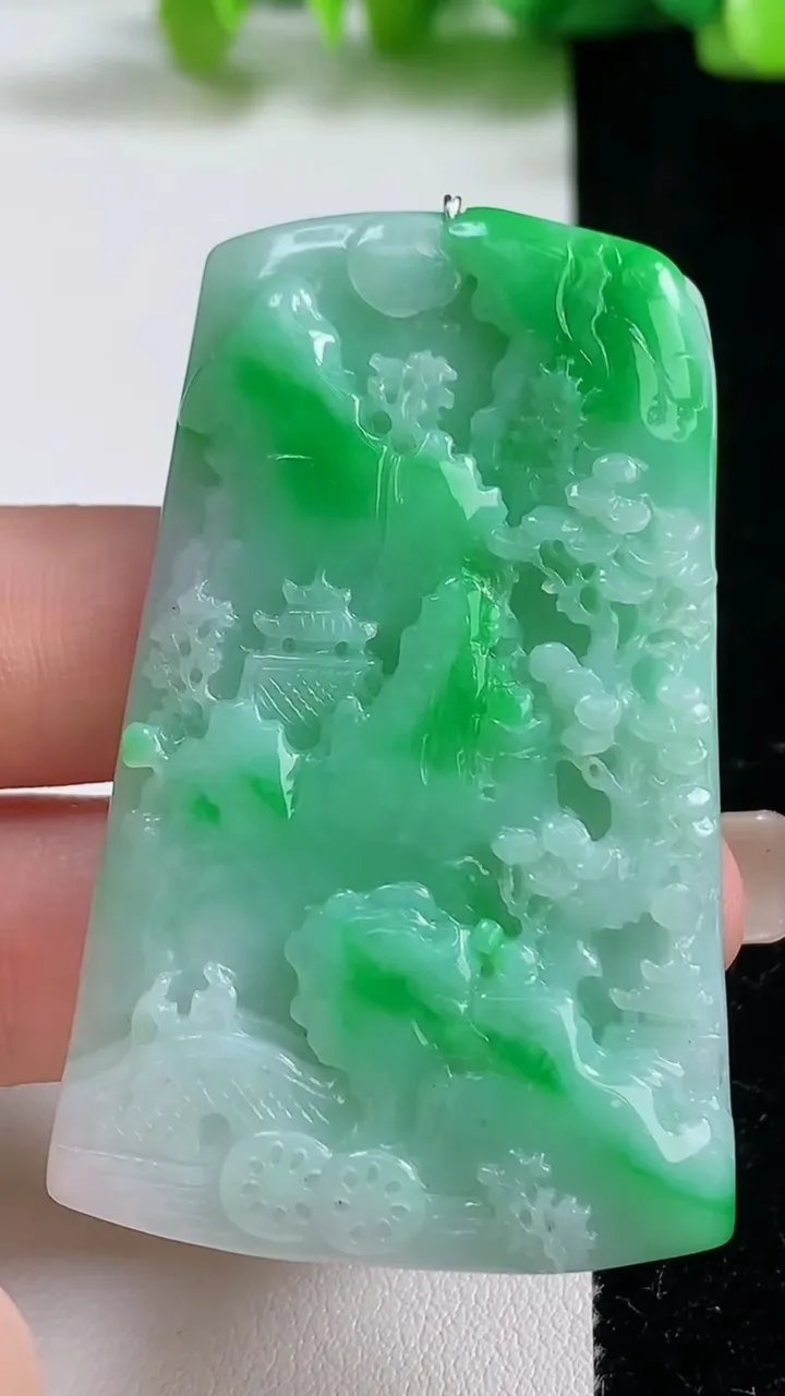 天然A货翡翠山水牌吊坠，尺寸57.3-36-6，重量:30.71g
9月8日