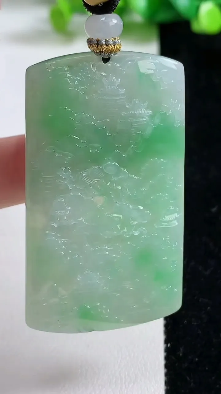 天然A货翡翠山水牌吊坠，尺寸55-32.2-4.6，重量:25.49g
9月8日