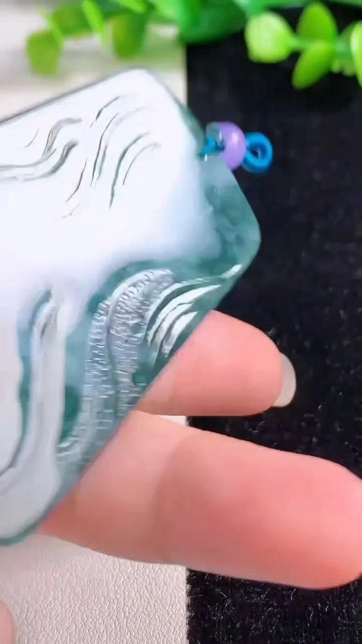 天然A货翡翠飘花祥龙不动明王吊坠，尺寸63.4-42.5-4.8，重量:29.80g
9月8日