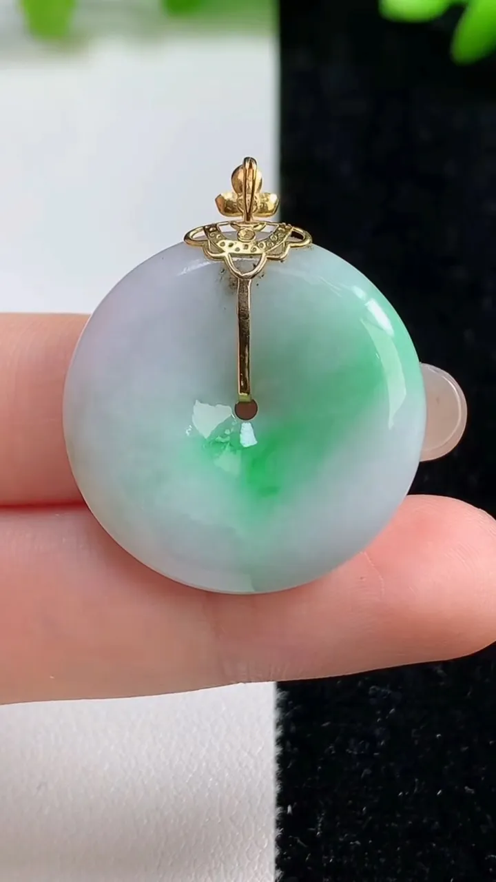 天然A货翡翠平安扣吊坠，尺寸27.7-5.8，重量:9.82g
9月8日