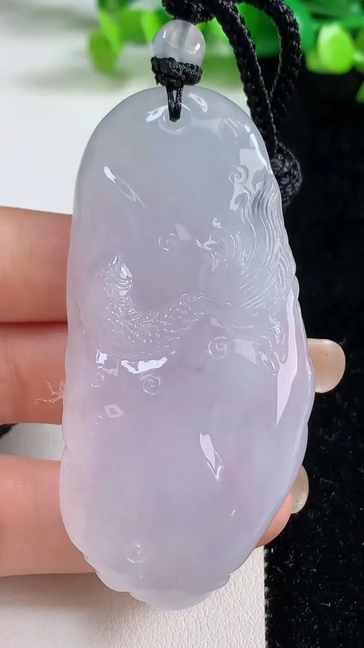 天然A货翡翠种白冰龙牌吊坠，尺寸69.8-33.8-11，重量:53.50g
9月8日