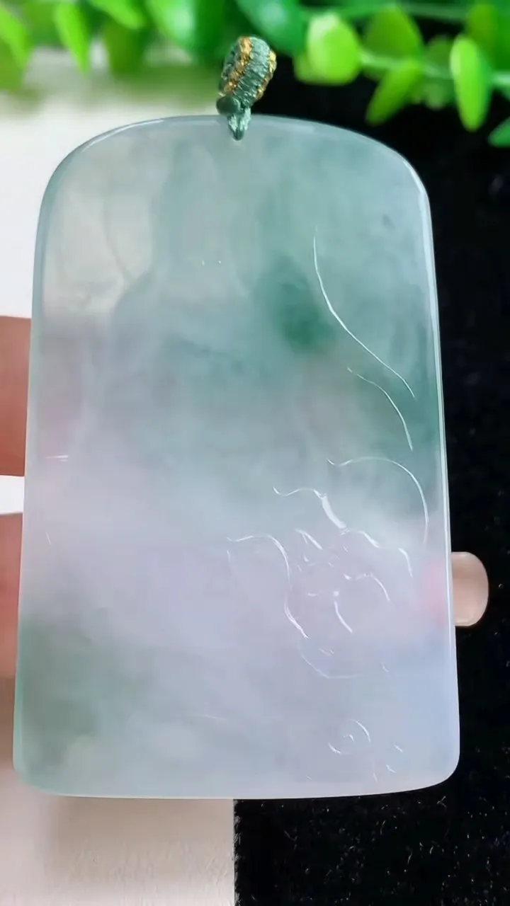 天然A货翡翠冰种飘花大势至观音菩萨吊坠，尺寸66.7-41.3-5，重量:38.37g
9月8日
