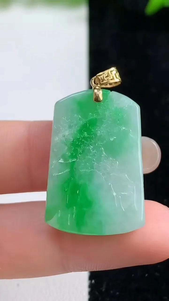 天然A货翡翠山水牌吊坠，尺寸30-19.2-5，重量:6.98g
9月8日