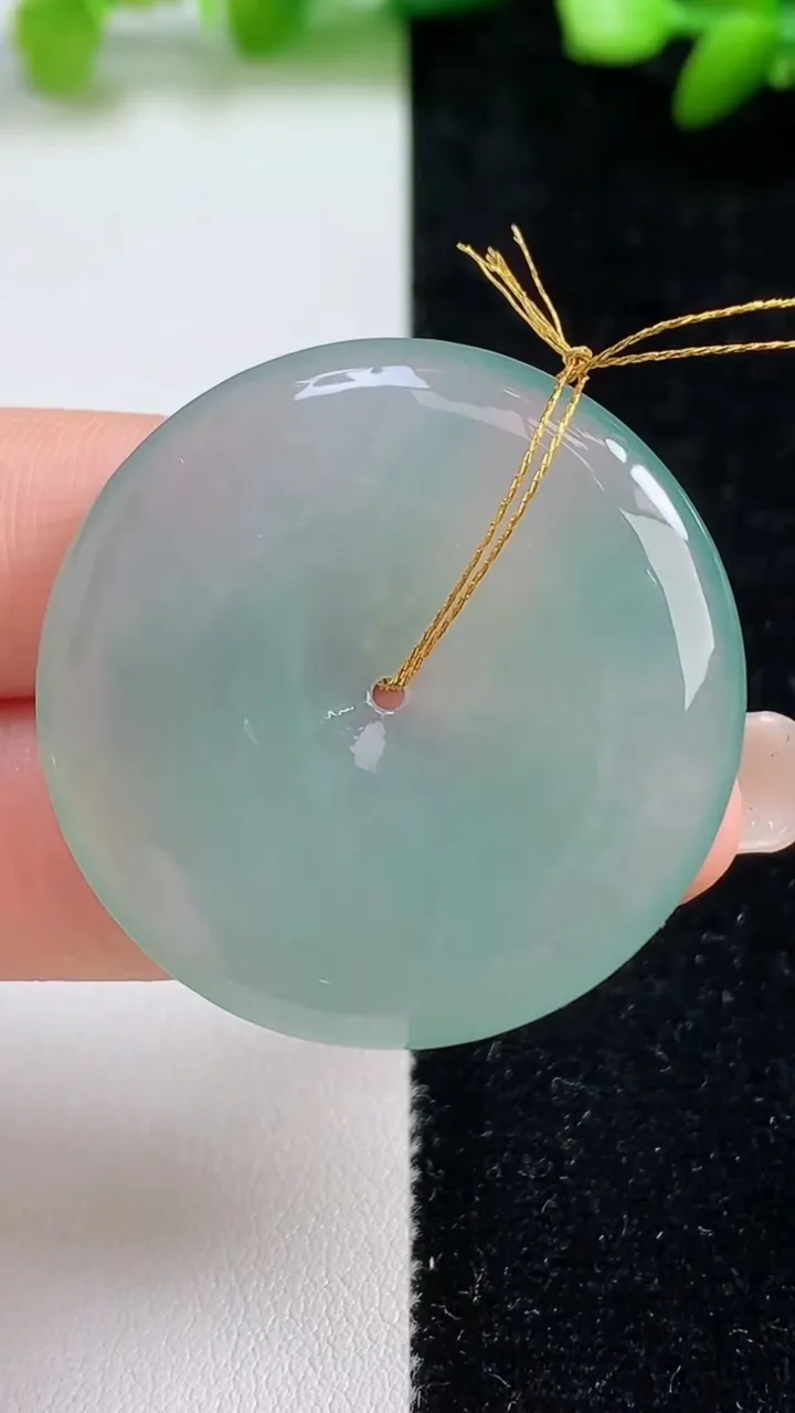 天然A货翡翠平安扣吊坠，尺寸36.4-5.8，重量:17.78g
9月8日