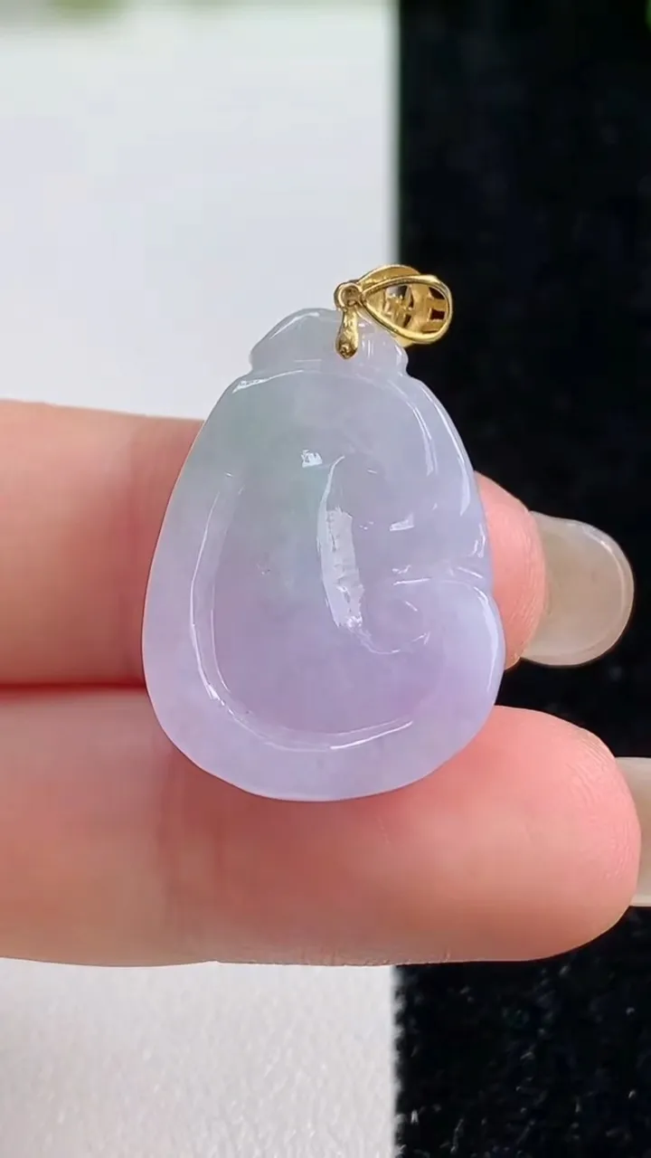 天然A货翡翠18k金紫罗兰如意吊坠，尺寸25-18.6-5.6，重量:5.52g
9月8日