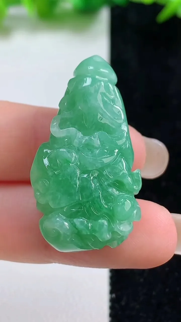天然A货翡翠白菜吊坠，尺寸36.6-18.7-11.2，重量:12.82g
9月8日