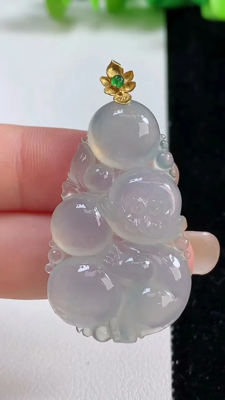 天然A货翡翠种白冰生肖猴吊坠，尺寸41-24-5.7，重量:9.83g
9月8日