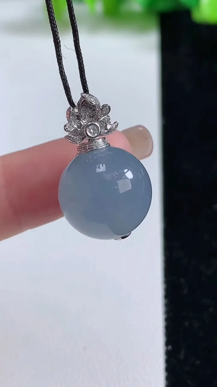 天然A货翡翠18k金紫罗兰圆珠吊坠，尺寸14.6，重量:6.45g9月8日
工厂直销收藏佳品,种好水