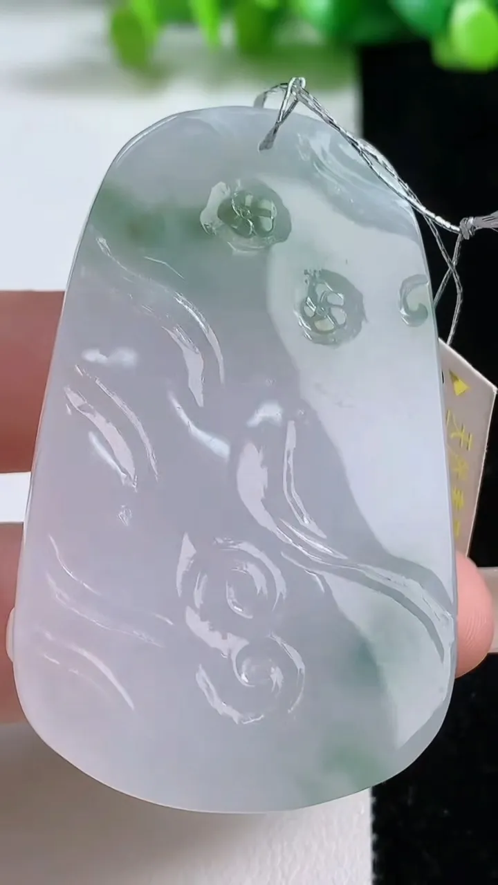 天然A货翡翠冰种飘花大日如来吊坠，尺寸56.4-35.8-9.4，重量:38.67g
9月8日