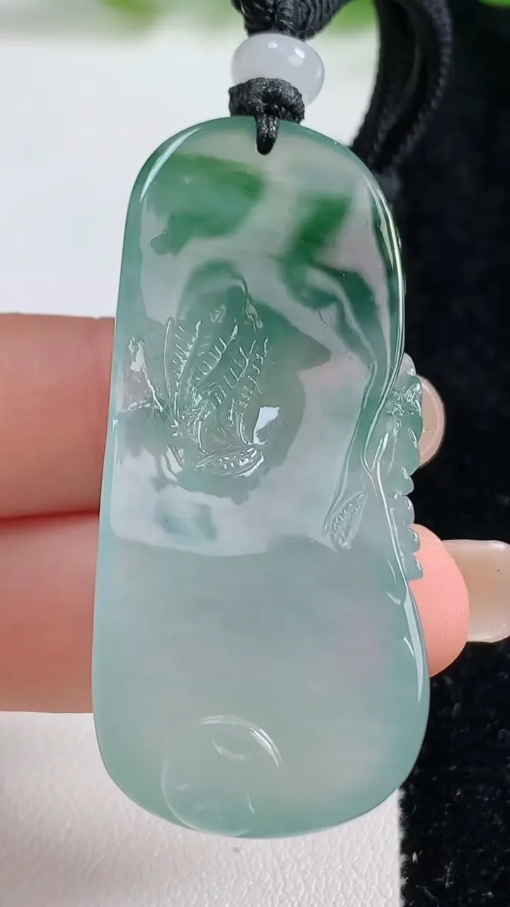 天然A货翡翠种飘花山水牌吊坠，尺寸49-5，重量:25.82g
9月8日