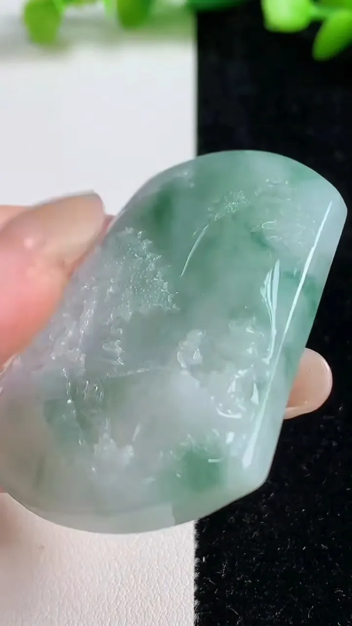 天然A货翡翠山水牌吊坠，尺寸53.2-41.7-4，重量:37.40g
9月8日