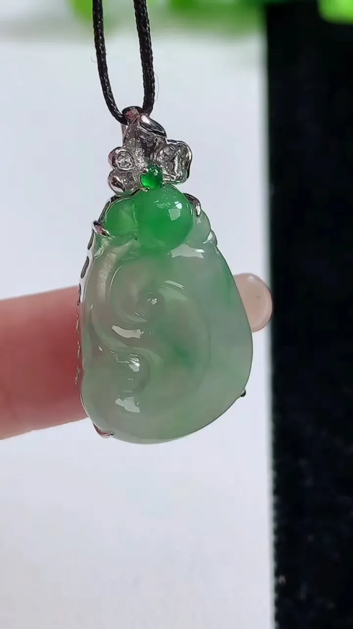 天然A货翡翠如意吊坠，尺寸24.6-17.4-5.7，重量:3.94g
9月8日