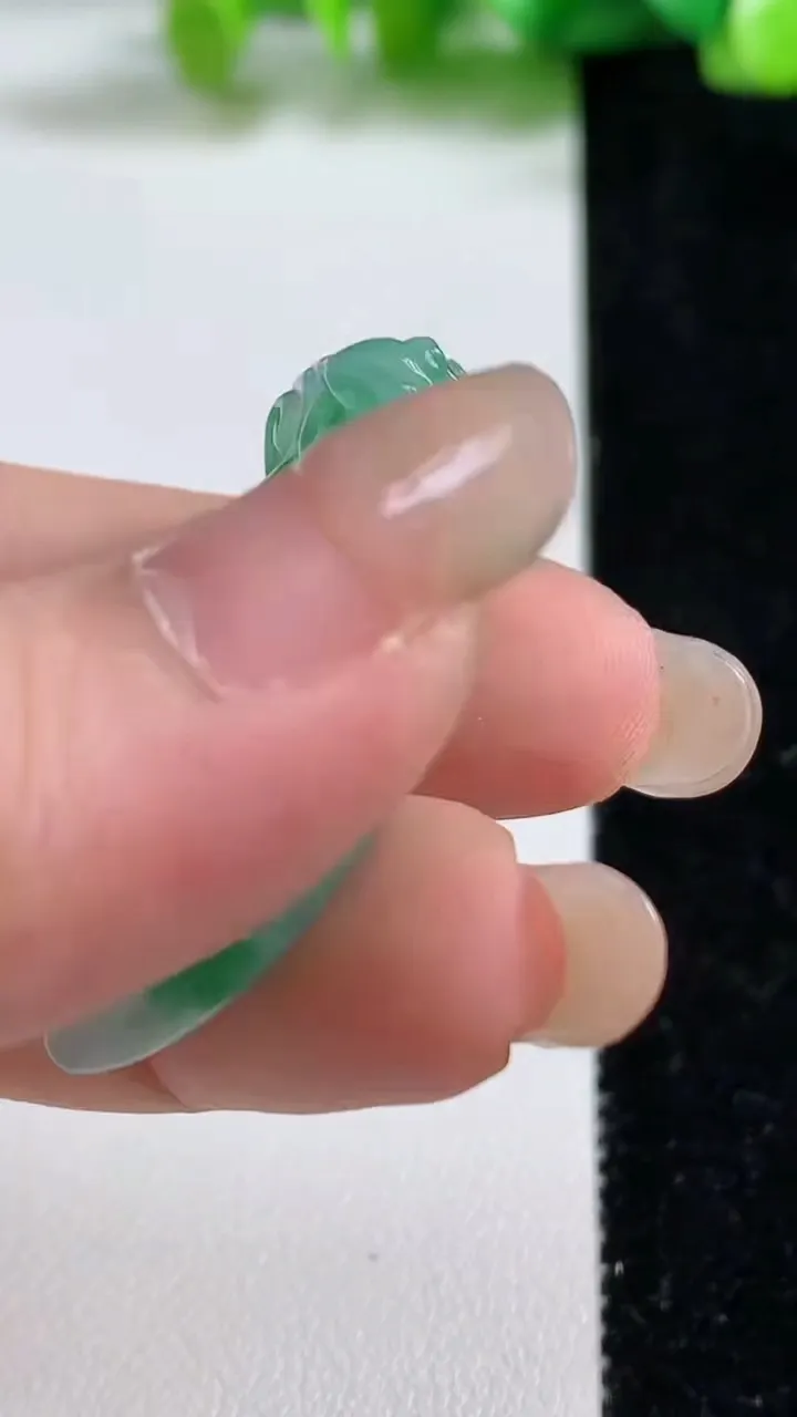 天然A货翡翠福瓜吊坠，尺寸36.6-18.6-9.7，重量:13.01g
9月8日