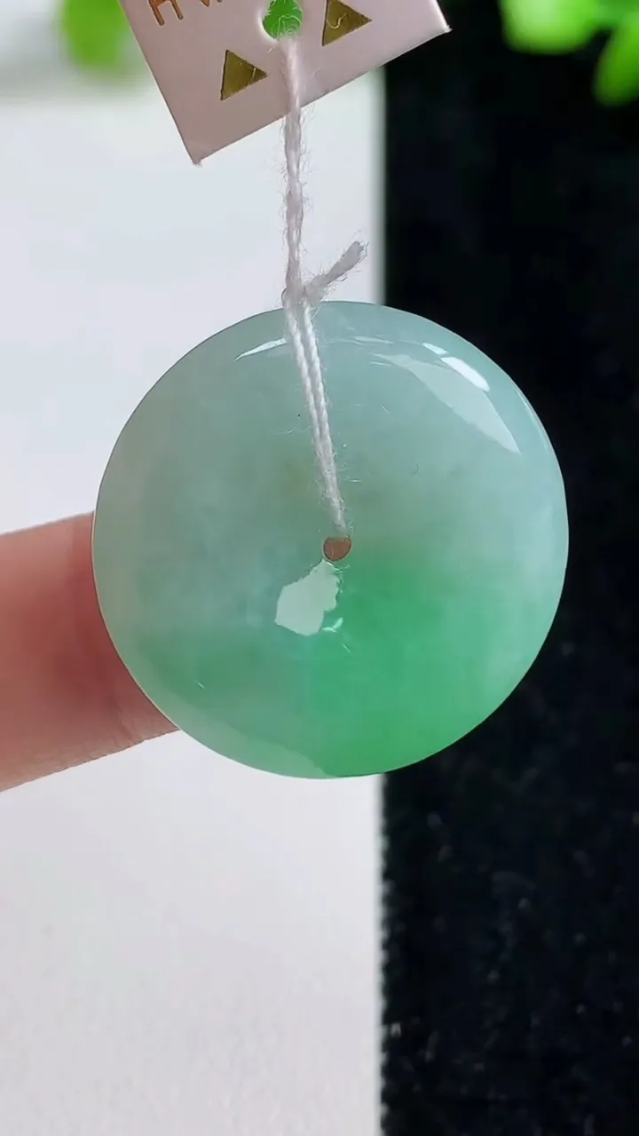 天然A货翡翠平安扣吊坠，尺寸25-5.2，重量:7.36g
9月8日
