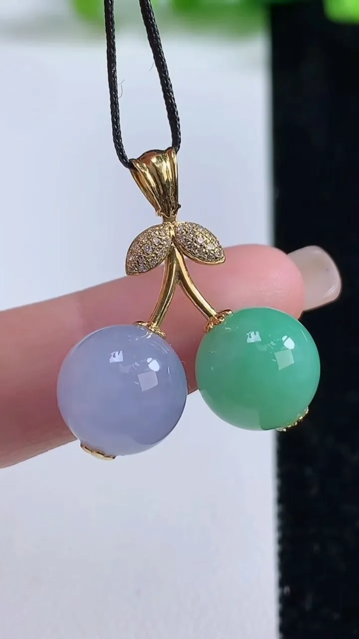 天然A货翡翠18k金双彩圆珠吊坠，尺寸11.4，重量:6.20g
9月8日