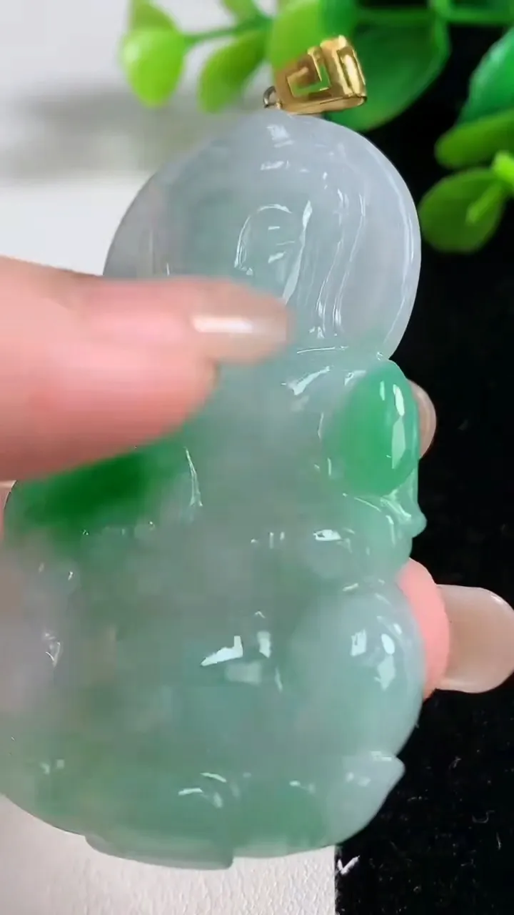 天然A货翡翠观音菩萨吊坠，尺寸60.7-35.7-5.5，重量:22.95g
9月8日