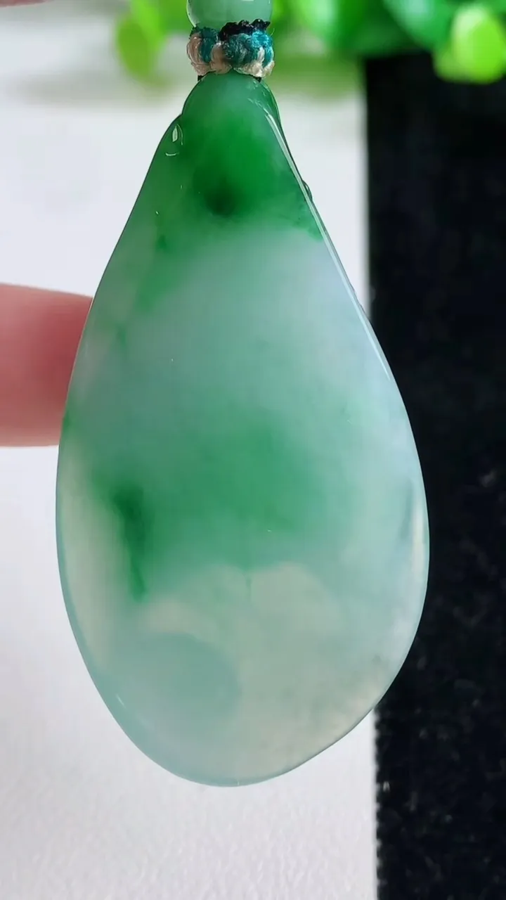天然A货翡翠生肖羊吊坠，尺寸54-27-8，重量:21.38g
9月8日