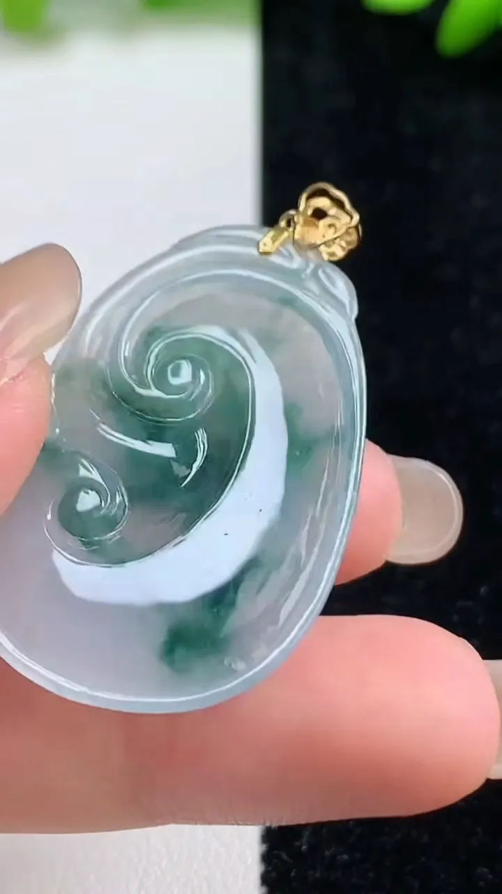 天然A货翡翠种飘花如意吊坠，尺寸39-26.2-3.4，重量:7.13g
9月8日