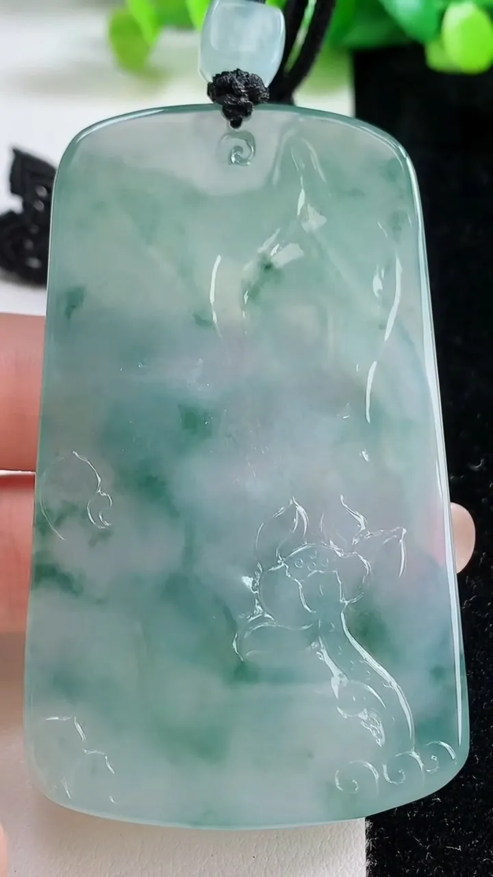 天然A货翡翠种飘花大势至观音菩萨吊坠，尺寸71.3-42-5.5，重量:44.36g
9月8日