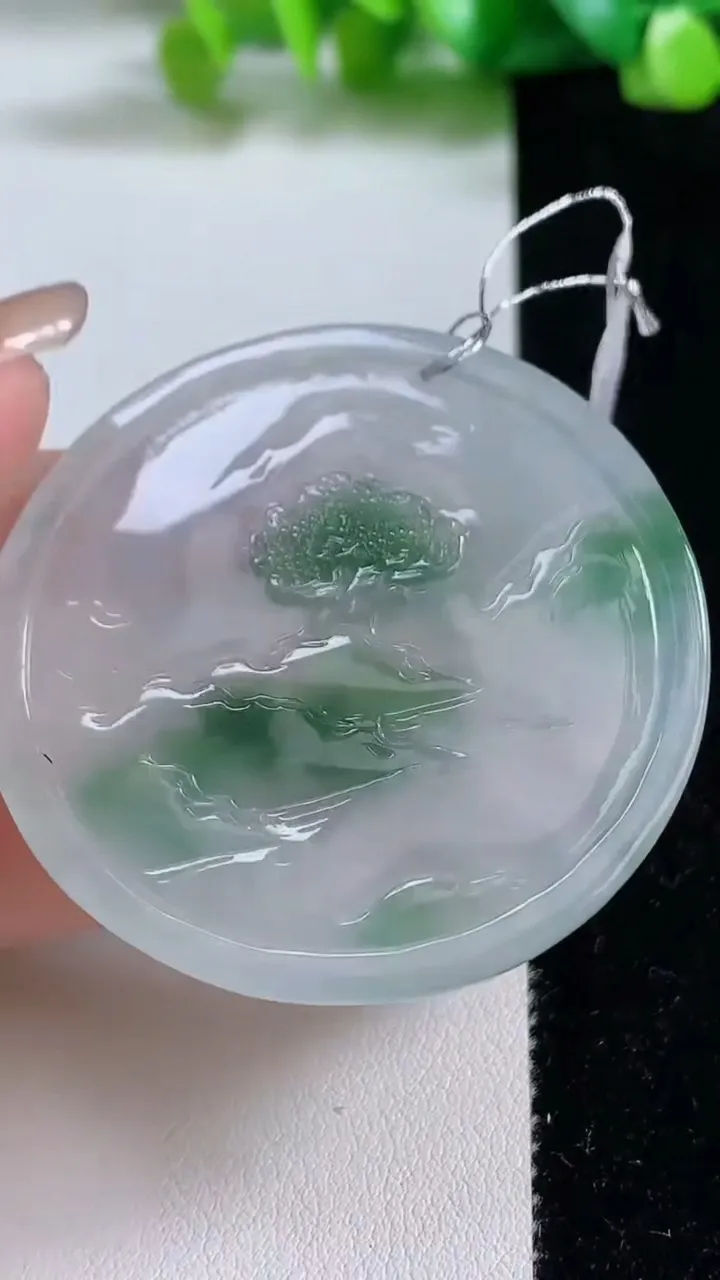 天然A货翡翠鸟语花香吊坠，尺寸52.4-21.5-10，重量:25.08g
9月8日