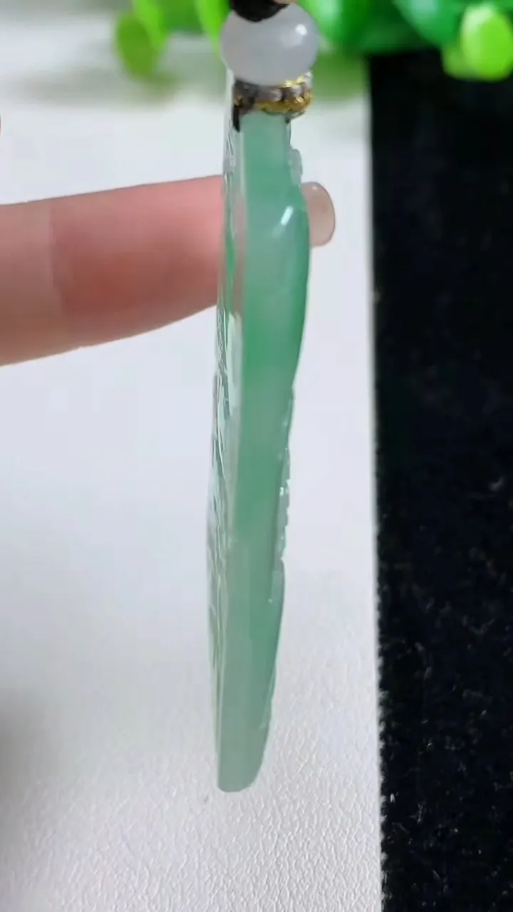天然A货翡翠山水牌吊坠，尺寸55-32.2-4.6，重量:25.49g
9月8日