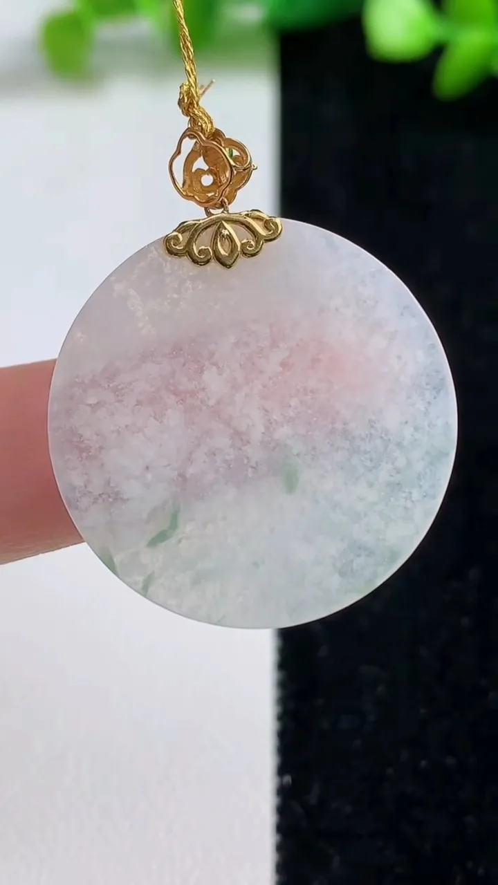 天然A货翡翠种飘花无事牌吊坠，尺寸28-1.7，重量:4.36g
9月8日