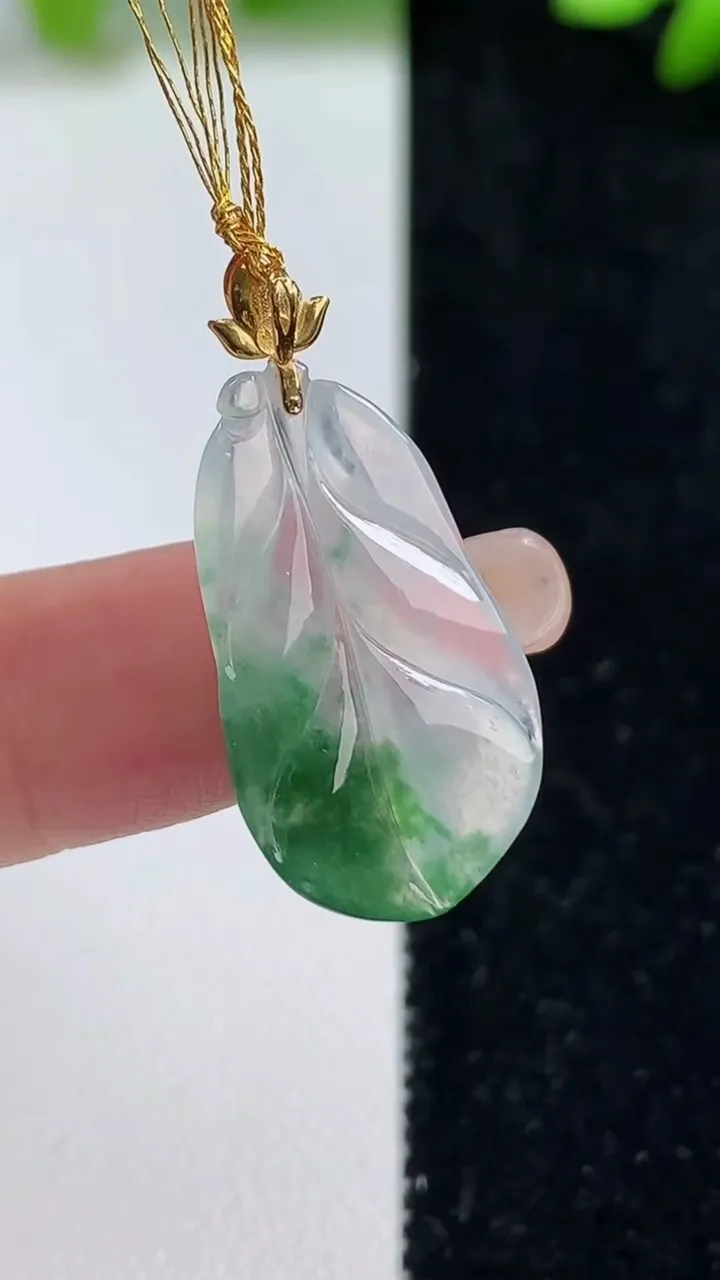天然A货翡翠金枝玉叶 叶子吊坠，尺寸25-14.6-2.5，重量:2.12g
9月8日