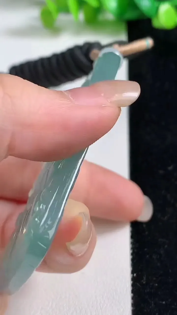 天然A货翡翠大日如来吊坠，尺寸65.7-35.5-6.3，重量:41.67g
9月8日