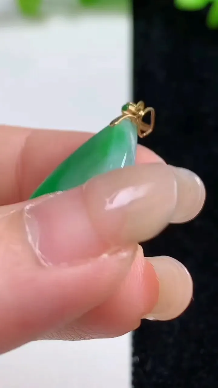 天然A货翡翠水滴吊坠，尺寸27.3-17-3.8，重量:4.16g
9月8日