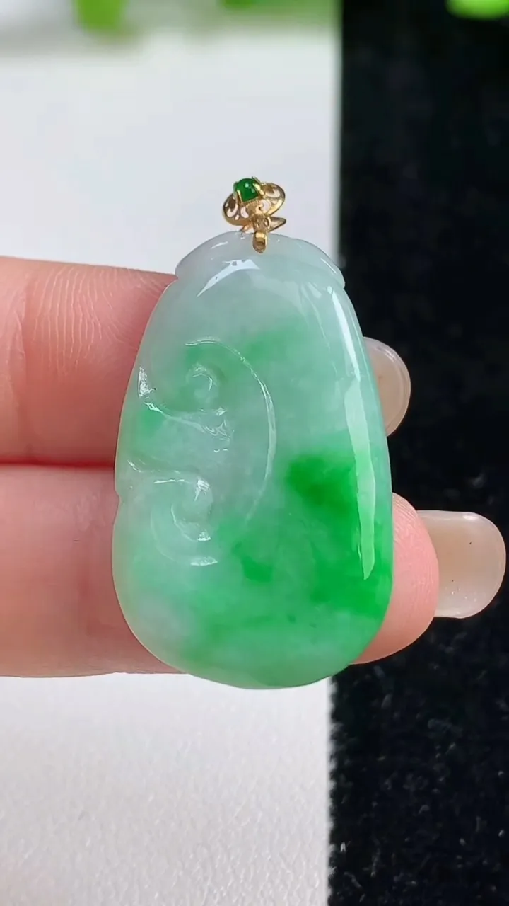 天然A货翡翠如意吊坠，尺寸32-19.5-4，重量:5.52g
9月8日