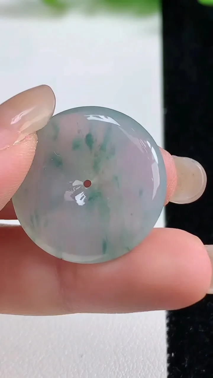 天然A货翡翠冰种飘花平安扣吊坠，尺寸26-4.7，重量:7.12g
9月8日