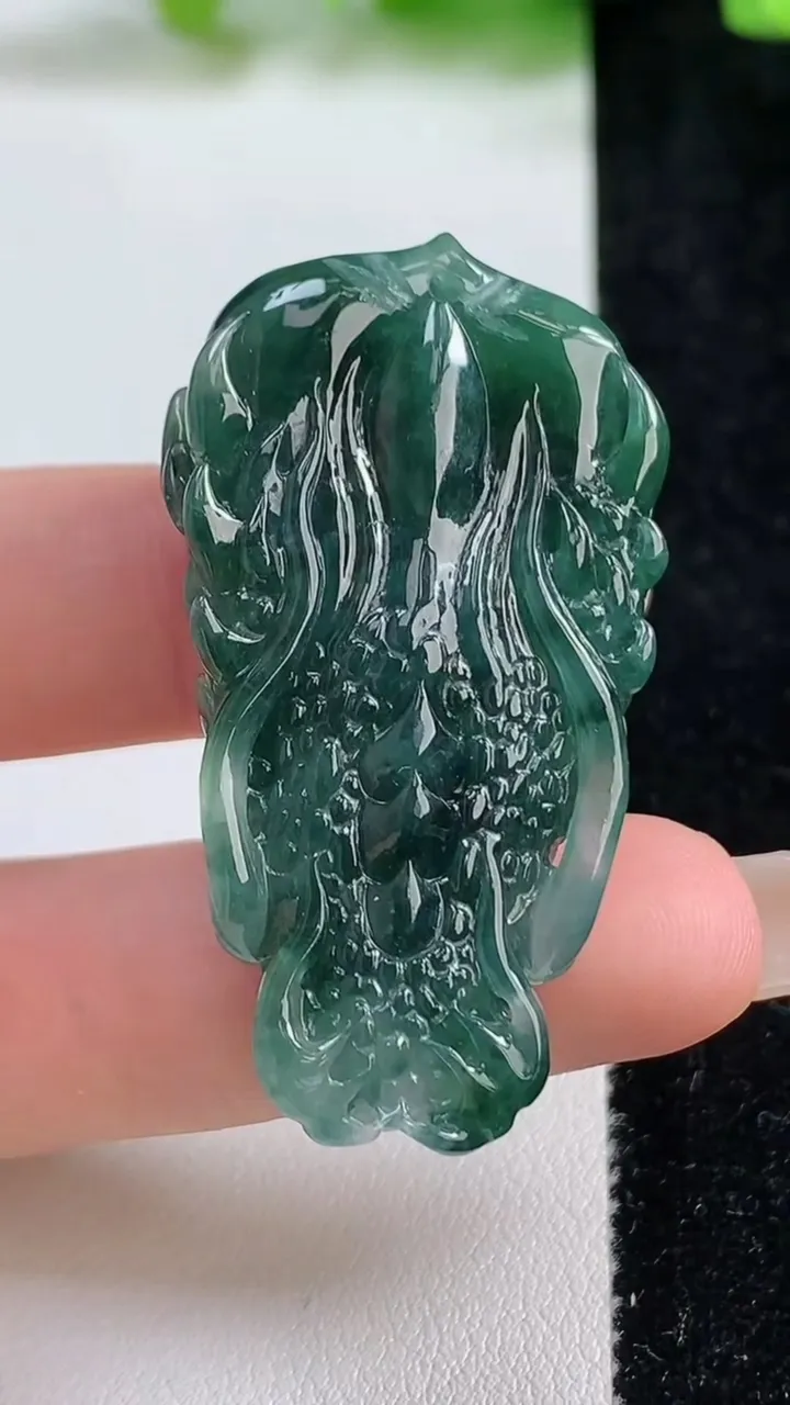 天然A货翡翠龙牌吊坠，尺寸47-25.4-11.5，重量:23.33g
9月8日