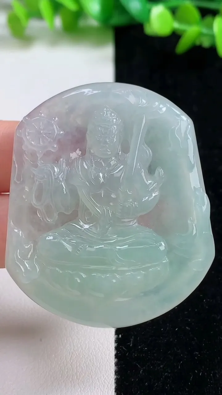 天然A货翡翠不动明王吊坠，尺寸51.2-43.6-4.7，重量:24.52g
9月8日