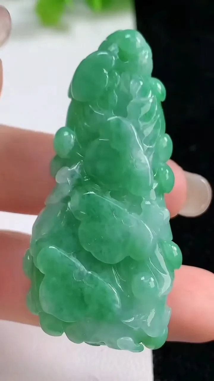 天然A货翡翠白菜吊坠，尺寸53.7-27.2-11，重:26.07g
9月8日