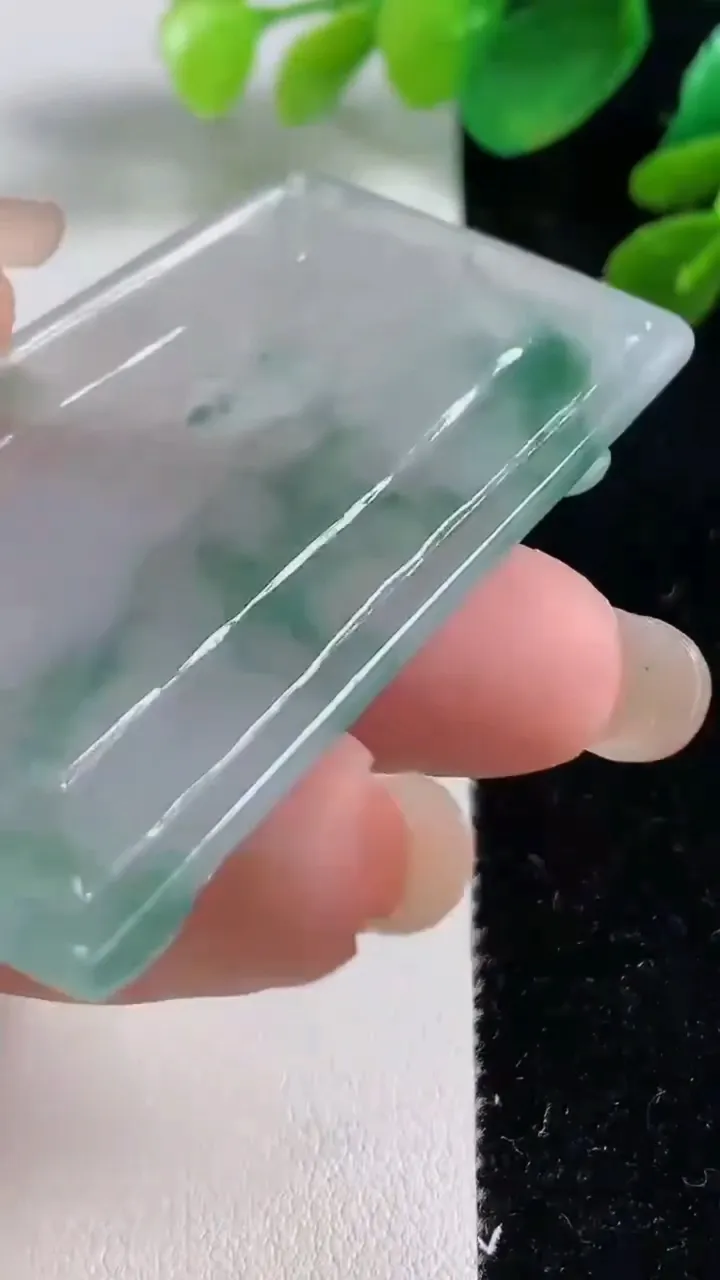 天然A货翡翠种飘花山水观音菩萨吊坠，尺寸58.2-36.8-4.7，重量:25.33g
9月8日