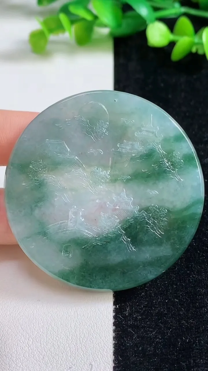 天然A货翡翠牌吊坠，尺寸55.3-4.6，重量:32.22g
9月8日
