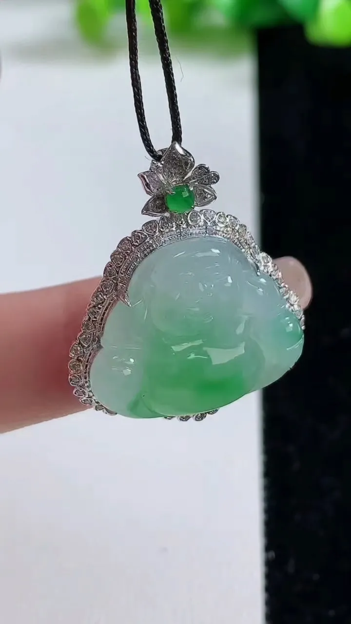 天然A货翡翠佛公吊坠，尺寸29.3-24.8-8.2，裸石17.8-21.5重量:5.05g
9月8