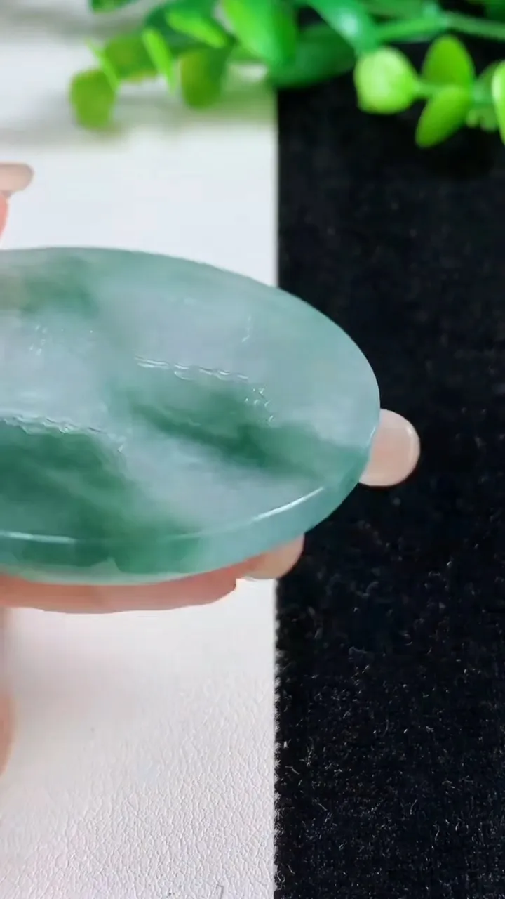 天然A货翡翠牌吊坠，尺寸57-3. ，重量:32.88g
9月8日
