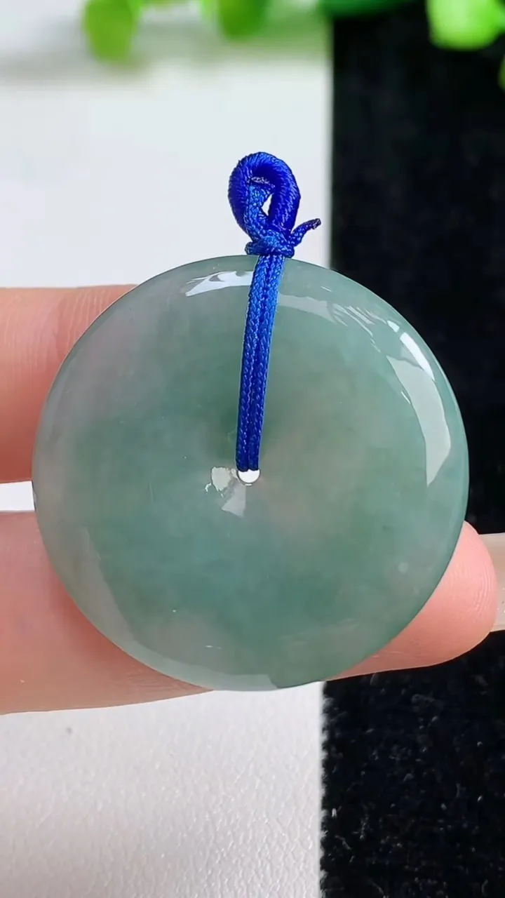 天然A货翡翠平安扣吊坠，尺寸32.6-5，重量:12.23g
9月8日
