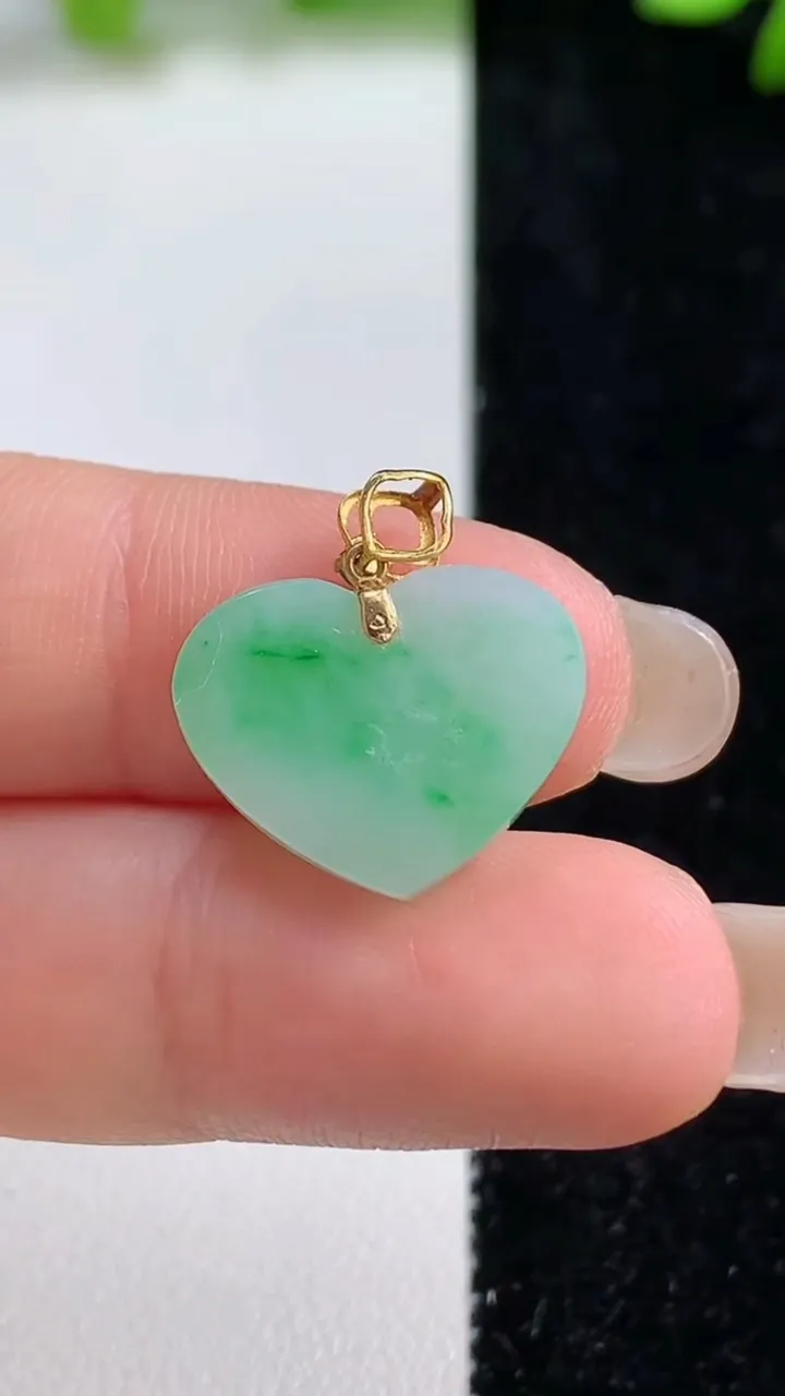 天然A货翡翠爱心吊坠，尺寸13.6-17.4-3.3，重量:2.37g
9月8日