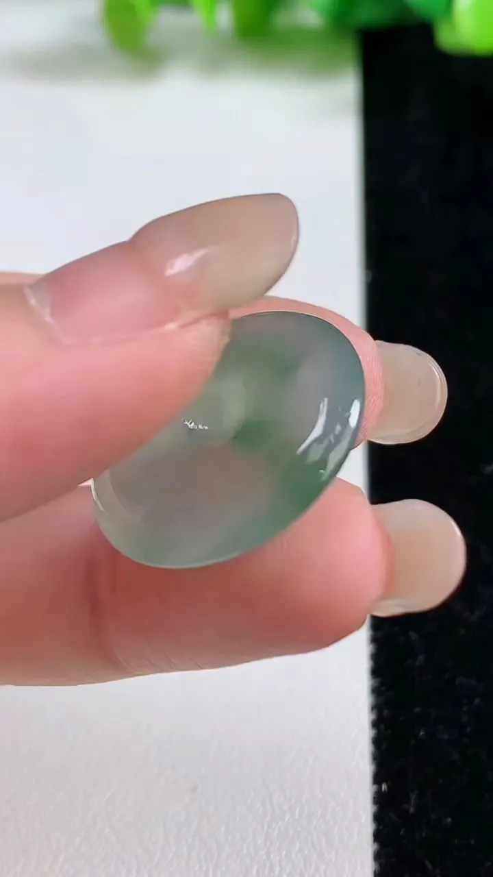 天然A货翡翠平安扣吊坠，尺寸22.8-4.8，重量:5.26g
9月8日