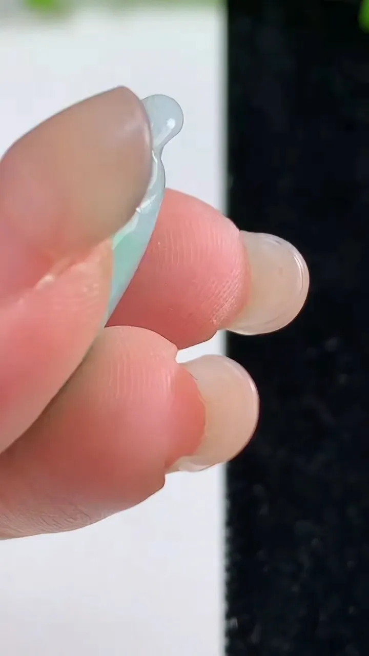 天然A货翡翠福瓜吊坠，尺寸31.3-13.8-7.6，重量:5.41g
9月8日