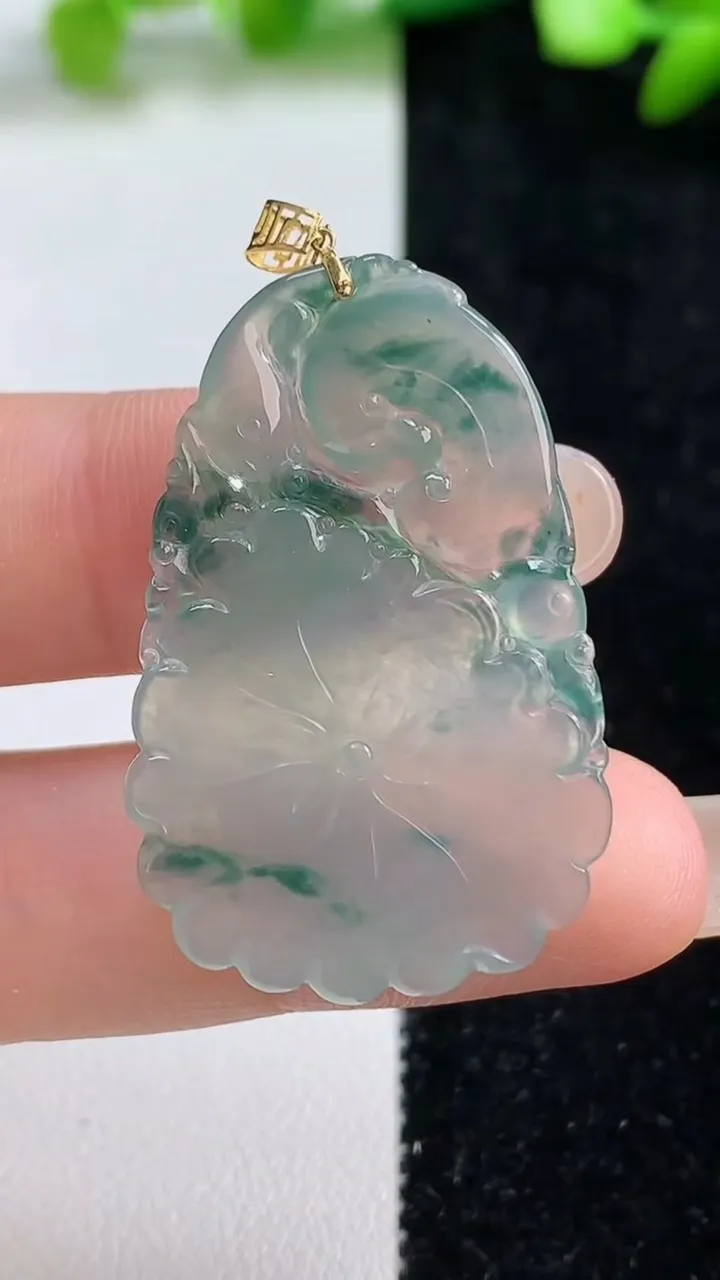 天然A货翡翠种飘花荷叶吊坠，尺寸37.5-25-3，重量:5.91g
9月8日