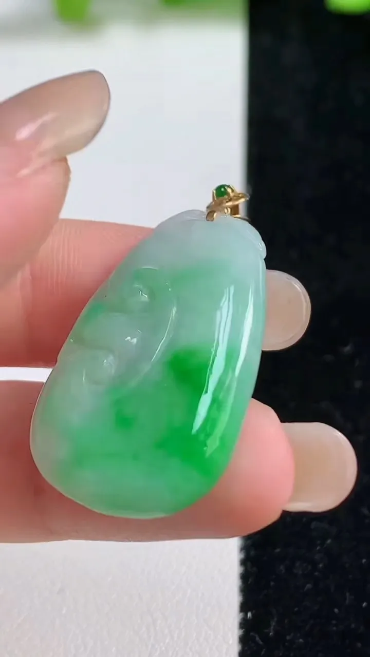 天然A货翡翠如意吊坠，尺寸32-19.5-4，重量:5.52g
9月8日