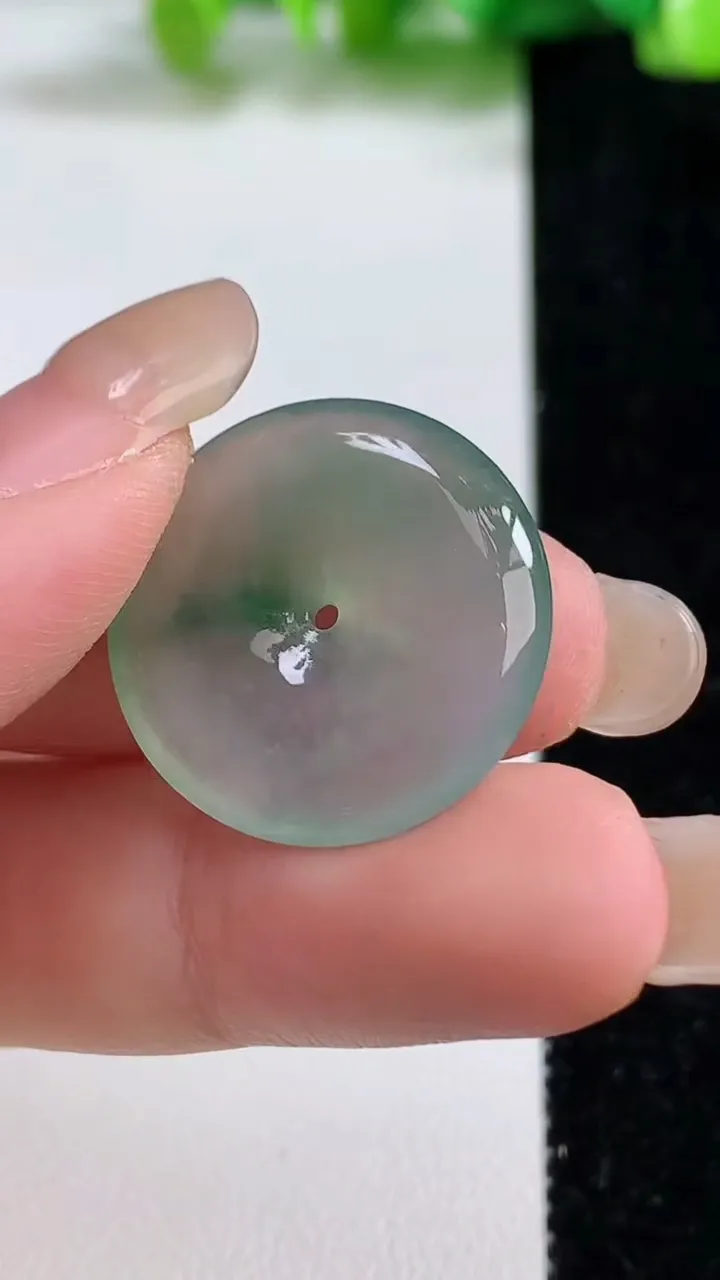 天然A货翡翠平安扣吊坠，尺寸22.8-4.8，重量:5.26g
9月8日